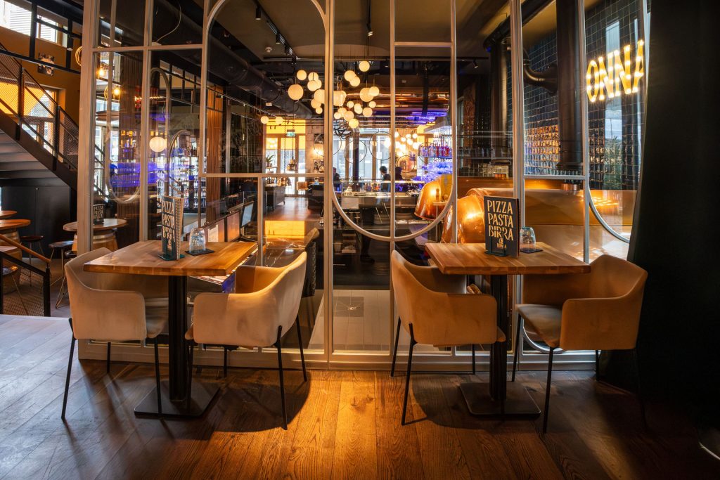 Location Bild: Impressionen vom Untergeschoss Rechts Podest im DONNA - Ristorante Napoletano